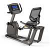 Matrix Fitness RECUMBENT BIKE R30 CON CONSOLE XR, professionale, con accesso facilitato, stabile e versatile. La nostra bike R30 include le esclusive tecnologie Dual Form Frame e Comfort Arc Seat.