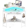 COSTWAY Scrivania per Computer, Scrivania Gaming Triangolare con Stazione di Ricarica, LED, Vassoio per Tastiera e Supporto per Monitor, 80 x 80 x 88 cm, Desk Salvaspazio con Ganci e Scaffale (Bianco)