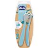 Chicco Cucchiaino Svezzamento in Silicone, Set 2 Cucchiai Morbidi per Neonati e Bambini, Delicati e Flessibili, con Impugnatura Ergonomica e Manico Lungo Curvato, 2 Pezzi - 6+ Mesi, Azzurro