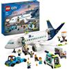 LEGO CITY, Lego Lego city 60367 aereo passeggeri, modellino di aeroplano giocattolo da costruire con 9 minifigure e veicoli dell'aeroporto