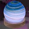 ALEENFOON 3D Lampada Pianeta Sfera di Vetro, LED Luce Decorativa Pianeta Notturna Dimmerabile Tavolo Luce d Atmosfera, 16 Leggero Colori USB alimentato Con telecomando Con Base in Legno, 8 cm (Aurora)