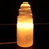 Lampade di Sale Store Lampada di Selenite Bianca scolpita a forma di Torre 2-3 kg con luce calda e base in legno