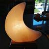 Lampade di Sale Store Lampada di Sale Himalayano Rosa scolpita a forma di Luna 3 kg con luce calda e base in legno