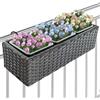 BAKAJI Fioriera Effetto Rattan con Ganci e Anelli per Balcone, Vaso per Fiori da Balcone e Tavolo per Esterni ed Interni, Supporto con 3 Scomparti Resistente ai Raggi UV, 49 x 19 x 15 cm
