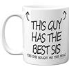 Stuff4 Tazza da caffè in ceramica con scritta in inglese This Guy Has The Best Sis, regalo di compleanno per fratello, 325 ml, lavabile in lavastoviglie, per compleanno, Natale, Babbo Natale segreto
