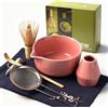 Dortusen Matcha Kit Completo 7 Pezzi in Regalo Elegante: Ciotola Ceramica, Frullino di Bambù, Set per Tè Giapponese con Base, Setaccio Acciaio + Tovaglietta Lino - Set Matcha Autentico (Rosa)
