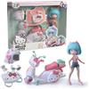 Hello Kitty Pretty Pink Scooter, bambola giapponese con moto e accessori, figura da 19,5 cm, con 15 punti di articolazione, include casco e borsa,+ 4 anni, Famosa (HKTF3000)