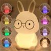 FAMIDUO Luce Notturna Neonato Coniglio con Gli Occhiali, Lampada da Comodino LED Ricaricabile in Silicone, Cambio Colore al Tocco, Dimmerabile a 3 Livelli/Timer, Lampada Notturna per Bambini