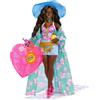 Barbie - Extra Fly, bambola viaggiatrice con look da spiaggia, cappello e copricostume a tema tropicale e borsa oversize, tanti accessori inclusi, giocattolo per bambini, 3+ anni, HPB14