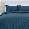 Amazon Basics Set copripiumino Matrimoniale in microfibra, 3 pezzi, copripiumino da 240 x 220 cm e 2 federe da 50 x 80 cm, blu navy, a righe