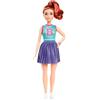 Barbie - Bambola Fashionistas n. 232 con capelli rossi, top sportivo in jersey con lettera B, gonna viola plissettata, orologio e sneaker, giocattolo per bambini, 3+ anni, HYT90