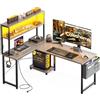 Coleshome Scrivania Gaming con LED e Prese, 135 × 100 cm Scrivania Gaming Angolare Reversibile con Scaffali Portaoggetti, Tavolo Angolare con Borsa Portaoggetti per Giocatori, Grigio Rovere