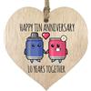 Stuff4 Targa in Legno per 10° Anniversario di Matrimonio, Regalo per Marito e Moglie, 10 Anni Insieme, con Scritta in Lingua Inglese Happy Tin Anniversary per Donne e Uomini, Partner, in Legno Chiaro, Idea