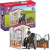 Schleich HORSE CLUB | Box per cavalli con Tori & Princess 42437 | set con scuderia, figura bambina snodabile, cavallo, cane, recinto e accessori | giocattolo cavalli per bambini dai 5 anni | 26 pezzi