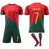 Generisch Set di maglia da calcio del Portogallo n. 7, con pantaloncini e calzini, colore: rosso/verde, Rosso/Verde, 32