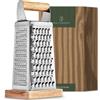WALDWERK Grattugia Design (24,5x10,5 cm) - Grattugia formaggio manuale in acciaio inox con lame incise - Grattugia verdure con vassoio raccoglitore in legno massello senza plastica