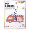 folia 95306 - Lanterne fai da te FIRE ENGINE, env. 10,5 x 27 x 10,5 cm - Kit de bricolage pour lanterne à transformer en camion de pompiers, avec lumière LED, gyrophare bleu e 4 piles