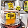 SMASHI BURGER SMASHI® Kit Smash Burger Professionale - Smash Burger Press in Acciaio Inox 304 con Spatola, Cupola, 50 Fogli Antiaderenti - Kit Smash Burger Certificato EU per BBQ e Cucina