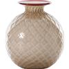 VENINI VASO MONOFIORE BALLOTON OPALINO D.18 CM MOKA-LATTIMO-FILO ROSSO H.20,5 CM FO310018000O0BSW