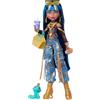 Monster High - Cleo De Nile, bambola con top a fiori e pantaloni cargo in denim dorato, con serpente Hissettee e 7 accessori inclusi tra cui insalata, frullato e borsetta, 4+ anni, JHK32
