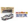 OPO 10 - Auto 1:24 + Replica a grandezza Naturale della Targa Outatime della Delorean dal Film Ritorno al Futuro 3 (PF10)