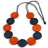Avalaya Collana con perline a bottone in legno arancione bruciato/blu scuro con cordino in cotone nero, lunghezza regolabile 80 cm