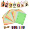 Fangehong 30 Pezzi Cornice per Foto in Carta Kraft con Clip in Legno e Corda di Canapa Set, 6x4 Pollici Colorato Cornici Portafoto in Cartone per Casa Scuola Ufficio Parete DIY Sospesa Decorazione (Colorato)
