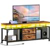 YATINEY Mobile Porta TV con Stazione di Ricarica e Striscia LED, Consolle Multimediale per TV fino a 45 Pollici, con Cassetti e Ripiani, Design Sospeso, per Soggiorno, Marrone Vintage XDS03CDBR
