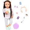 OG DOLLS Our Generation - Reese - Bambola posabile da 46 cm - Occhi marroni realistici e capelli lunghi castani - Bagagli a mano e accessori da viaggio - Giocattolo per bambini dai 3 anni in su