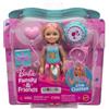 Barbie - Chelsea, mini bambola da 15cm a tema compleanno, con capelli biondi e meches rosa, abito colorato e 4 accessori per la festa inclusi, giocattolo per bambini, 3+ anni, JJB37
