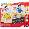 Bandai - Pokémon - Confezione Arena + 4 Spinners Inclusi - Arena Pokemon + 2 Lanciatori Pokéball + 4 Trotoie Pikachu, Evoli, Cappuccetto e Salameca - Combattimento di Trolley Pokémon - Giocattolo per