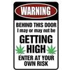 Custom Kraze Cartello in metallo divertente con scritta in lingua inglese Warning Behind This Door I may be get high - Enter At Yor Own Risk - Marijuana Cannabis - Targa in metallo divertente per garage, idee per