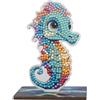 CRYSTAL ART Wildlife Buddies - Il Kit Diamond Painting Originale, Cavalluccio Marino, con Diamatini in Resina Brillante, Set Creativo 6+ con Supporto in Legno, 11cm, CAFGR-31GEN048