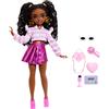 Barbie Dream Besties Brooklyn, bambola snodata dai capelli castani, polo a righe e gonna scintillante rosa con volant, accessori a tema danza inclusi, 4+ anni, JKP51