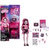 Monster High Self-Scare Secrets - Draculaura, set con bambola e accessori, 13 sorprese a tema come il rullo per il viso funzionante e la moodboard personalizzabile, 4+ anni, JHK43