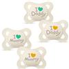 MAM, ciuccio in silicone Skin Soft, con frase in lingua inglese I love mummy & daddy, adatto per neonati da 0 a 6 mesi Set da 4 ciucci per bambino, incluse 2 scatole sterili per il trasporto.