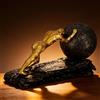 Wisifayardin Statua di Sisifo con accento in bronzo, scultura in resina moderna, decorazione per ufficio o soggiorno, statuetta sportiva e decorazione sculture