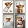 Dazzlewall Set di 4 Stampe Mucca Scozzese per Bagno, Quadro Animale Divertente con Carta Igienica per Decorazione Bagno Rustico, 20x25 cm Senza Cornice