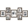 Americanflat Set Cornici Foto da Parete, 7 Pezzi, Effetto Legno di Noce - Una Cornice da 28x36 cm, Due da 20x25 cm e Quattro Cornici 13x18 cm - Composizione Portafoto da Parete con Vetro Infrangibile