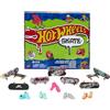 Hot Wheels Skate - Set da 10 fingerboard, include anche 5 paia di scarpine da skate rimovibili, grafiche dettagliate a tema, giocattolo per bambini, 5+ anni, HTP59