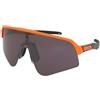 Oakley Sutro Lite Sweep OO9465 946530 | Occhiali da Sole Graduati o Non Graduati | Prova Online | Unisex | Plastica | Mascherina | Arancio | Adrialenti