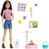 Barbie - Siamo in Due Campeggio con Skipper, Playset con Bambola Alta Circa 25 cm, Coniglietto, Braciere, Foglio di Adesivi e Accessori da Campeggio, Giocattolo per Bambini 3+ Anni, HDF71