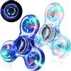SCIONE 2PCS Crystal LED Light Fidget Spinner per bambini, Light Up Fidget Toys per bambini, Glow in the Dark Party Bag Fillers per bambini adulti (Crystal-blu e bianco)