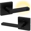 Kwikset Halifax - Leva per porta di passaggio con luce LED attivata dal movimento, per porte di armadi e corridoi, maniglia reversibile senza blocco, colore: nero opaco, con protezione Microban