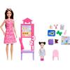 Barbie Carriere - Insegnante, set con bambola castana con abito rosa a cuori, mini bambola alunna, lavagna, sedia e tanti altri accessori a tema inclusi, 3+ anni, JMK16