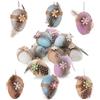 COM-FOUR® 12x Uova di Pasqua da appendere 7 x 5 cm, con piume e fiore di legno - uova di Pasqua colorate in stile uovo di quaglia - gancio per il cespuglio di Pasqua in plastica