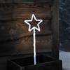Lights4fun Luce da Palo a Forma di Stella in Acrilico da 43 cm con 12 LED Bianco a Pile con Timer Decorazione Natalizia per Esterni