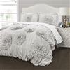 Lush Decor Serena, Set con piumino da 3 pezzi per letto king size, grigio chiaro, dal romantico design floreale con ruche; una decorazione per la camera da letto vintage, glamour e rustica