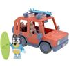 Bluey 13018, Heeler Family - Set da gioco per veicoli 4WD da collezione, con personaggio articolato da 2,5 pollici, per tavole da surf, 2 tavole da surf e confezione di adesivi, Multicolore