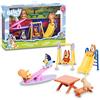 Bluey - Parco, Playset con 5 personaggi della serie e accessori del parco, altalena, scivolo, altalena e tavolo da picnic, per bambini e bambine dai 3 anni in su, Famosa (BLY51000)